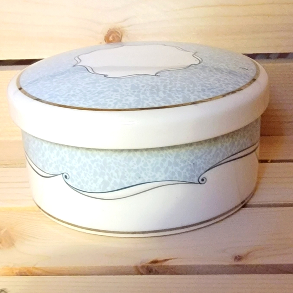🪺 Wedgewood Venice Covered Trinket Dish - Picture 1 of 6